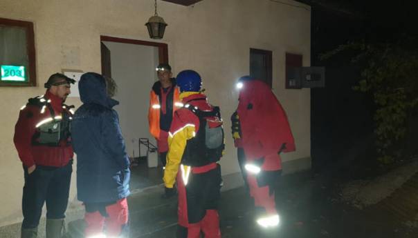 Besana noć iza spasioca, ekipe i dalje na terenu