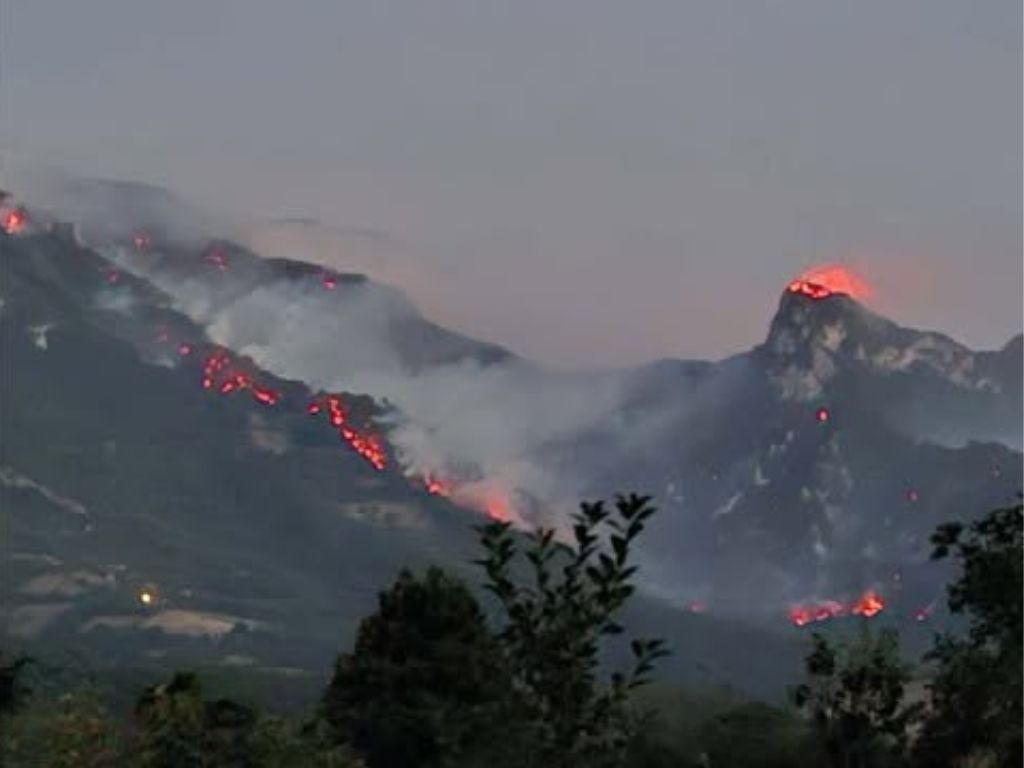 Besana noć iza stanovnika Konjica: Vatra stigla do naselja