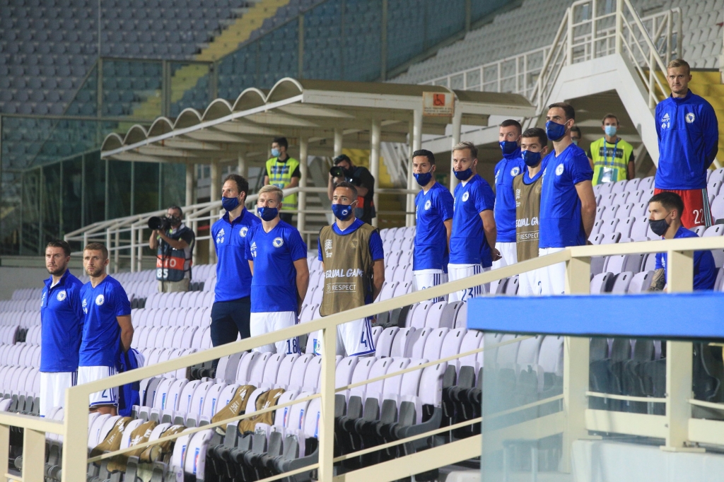 Objašnjeno zašto je Bešić sjedio tokom intoniranja himne