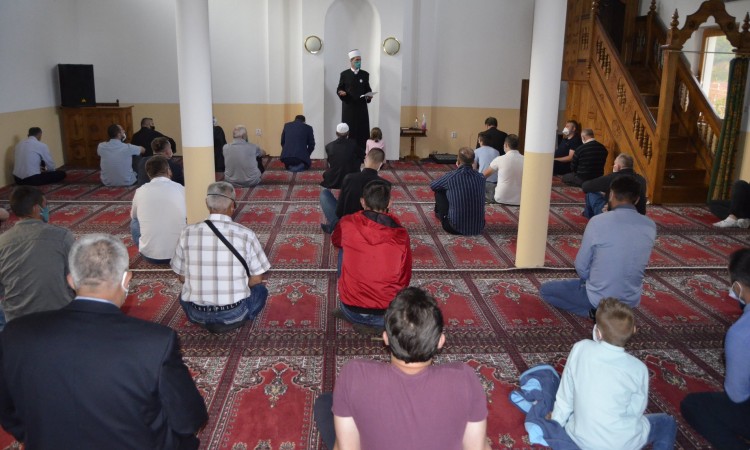 Bez struje u srebreničkim džamijama klanjan Bajram-namaz