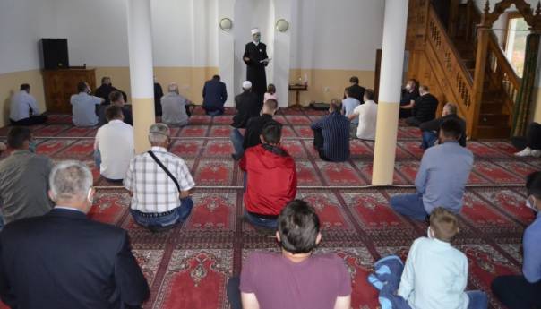 Bez struje u srebreničkim džamijama klanjan Bajram-namaz