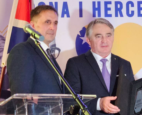 Bh. dijaspora u UK uručila priznanje Komšiću za izuzetan doprinos očuvanju BiH