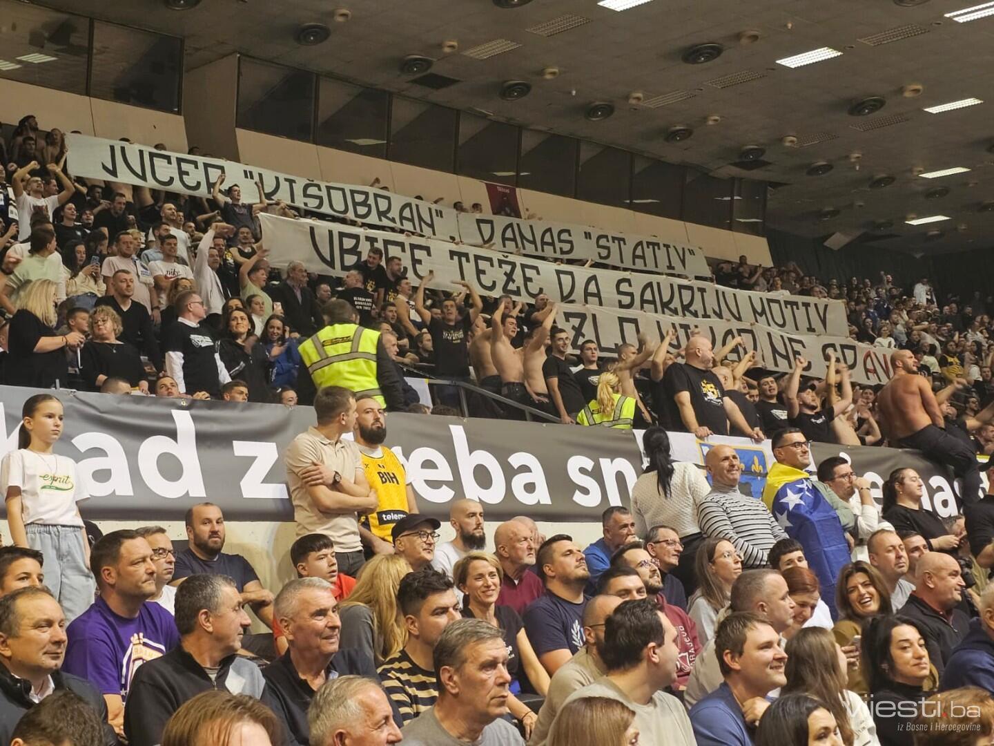 BH Fanaticosi poslali jasnu poruku Vučiću: „Jučer kišobran, danas stativ...“