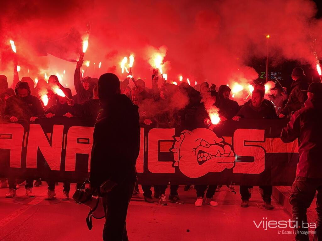 Foto / Video / BH Fanaticosi u korteu krenuli prema stadionu: Volim te Bosno!