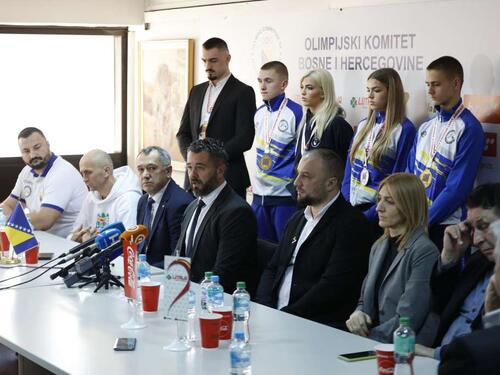 Foto: Bh. karatisti okićeni medaljama sa EP stigli u Sarajevo