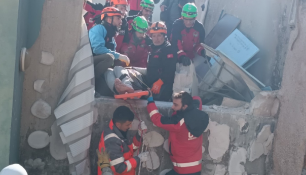 Bh. tim izvukao muškarca ispod ruševina 80 sati nakon potresa