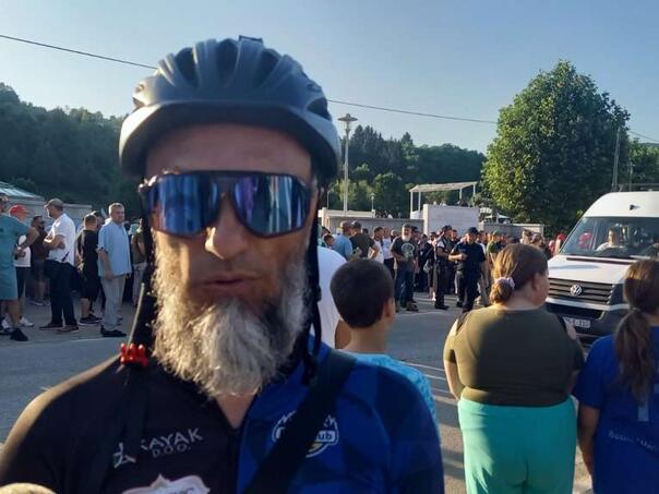 Biciklista Ešef Muratbašić sa sinom iz Beča stigao u Potočare