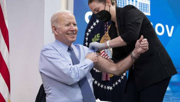 Biden: COVID-19 više ne kontroliše naše živote