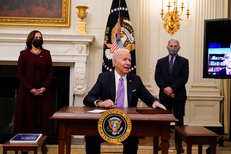 Biden donio deset uredbi za jačanje borbe protiv koronavirusa