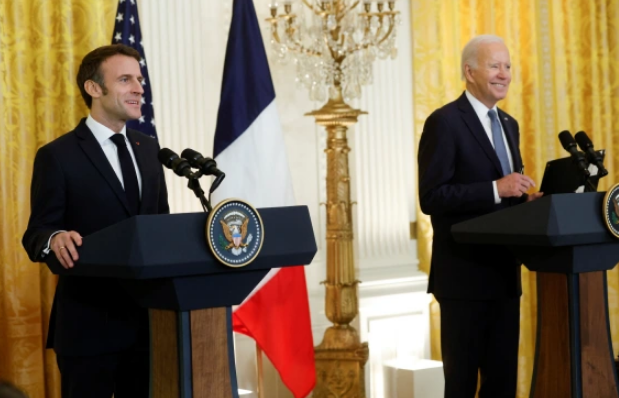 Biden i Macron: Rusiju ćemo smatrati odgovornom za ratne zločine u Ukrajini