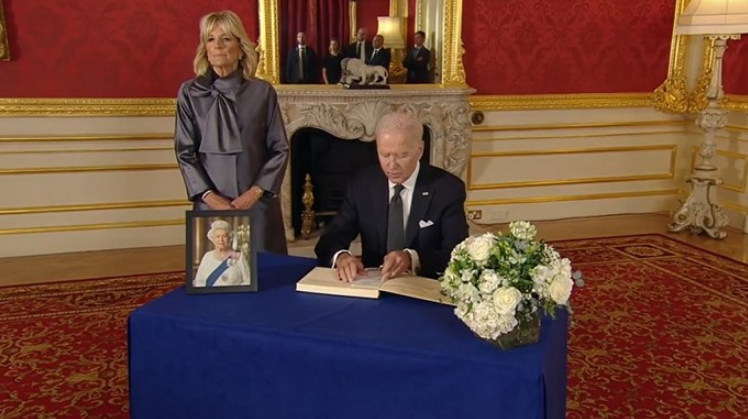 Biden odao počast kraljici Elizabeti