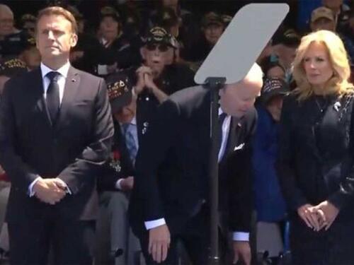 Biden opet 'zabagovao', krenuo da sjedne na stolicu koje nema