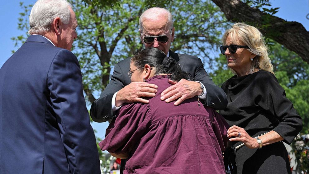 Biden posjetio razorenu zajednicu Uvalde i porodice ubijenih