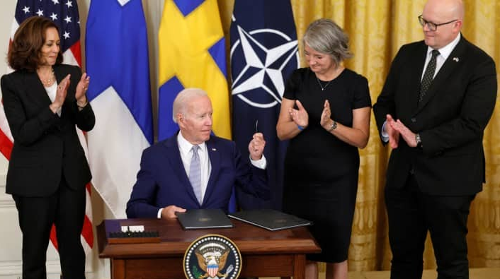 Biden potpisao dokumente o ulasku Finske i Švedske u NATO