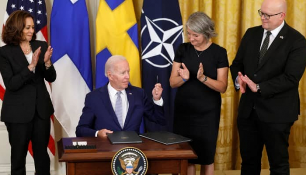 Biden potpisao dokumente o ulasku Finske i Švedske u NATO