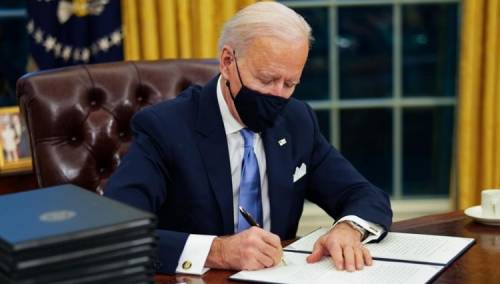 Biden potpisao naredbe kojima se poništava Trumpova imigracijska politika