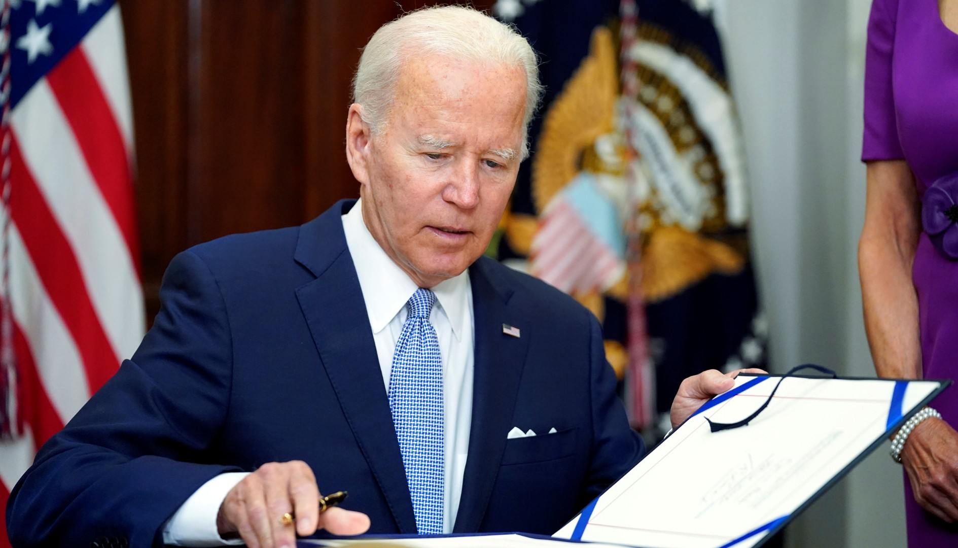 Biden potpisao novi zakon o kontroli oružja