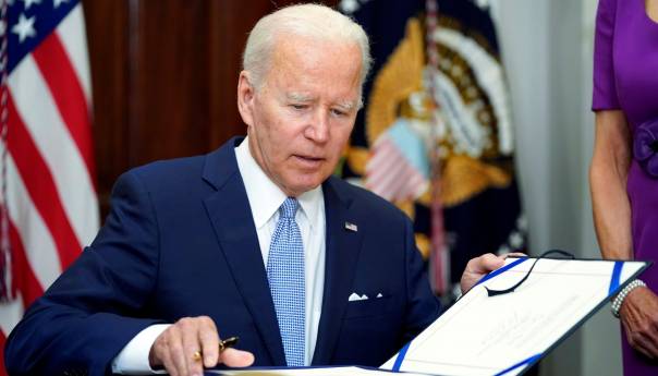 Biden potpisao novi zakon o kontroli oružja