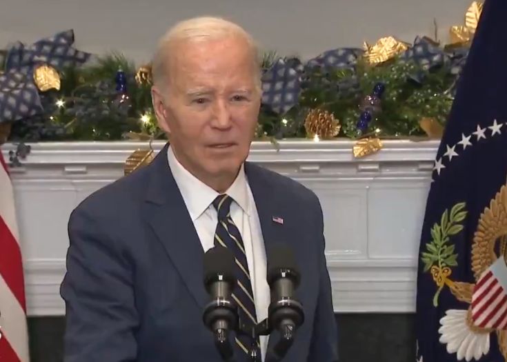 Biden uhvaćen dok je čitao s papira pripremljene odgovore na pitanja novinara