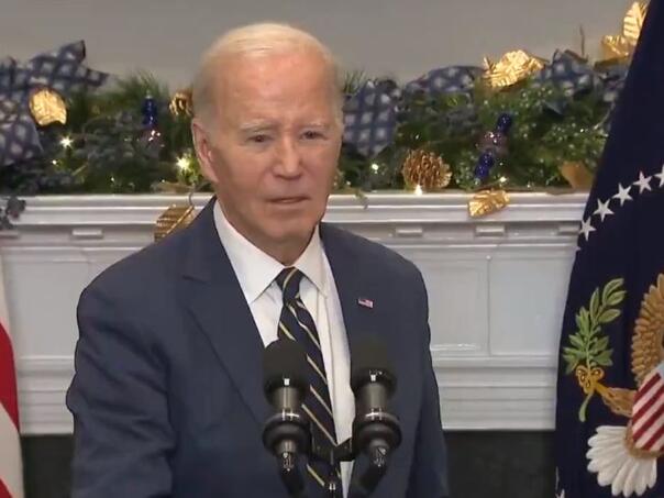 Biden uhvaćen dok je čitao s papira pripremljene odgovore na pitanja novinara