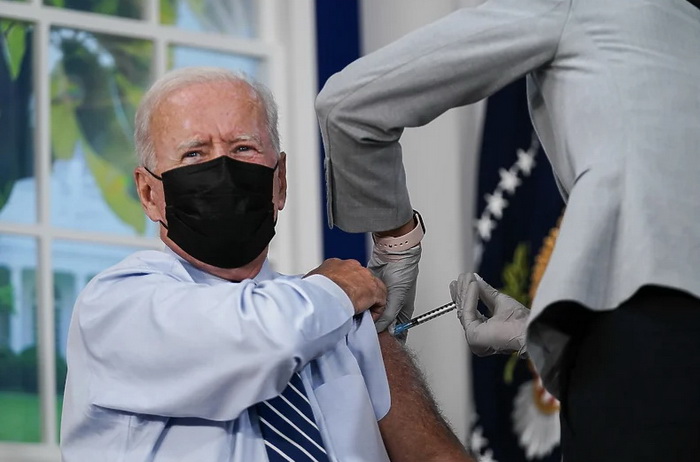 Biden vakcinisan trećom dozom vakcine protiv koronavirusa