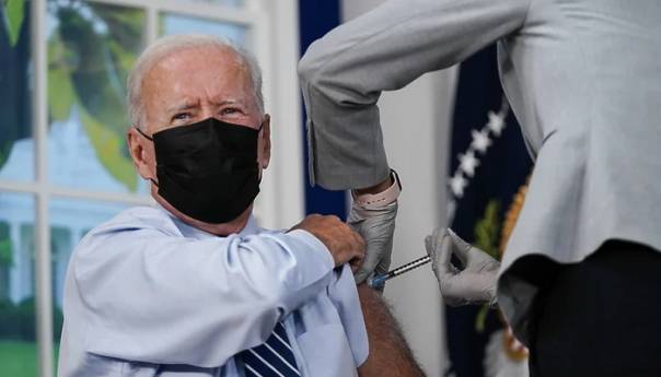 Biden vakcinisan trećom dozom vakcine protiv koronavirusa