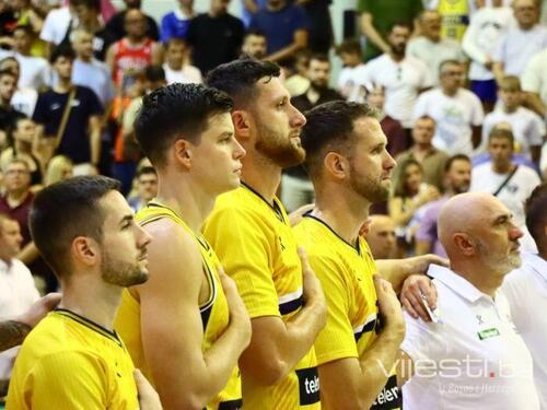 BiH igra protiv Crne Gore, pogledajte atmosferu u Skenderiji