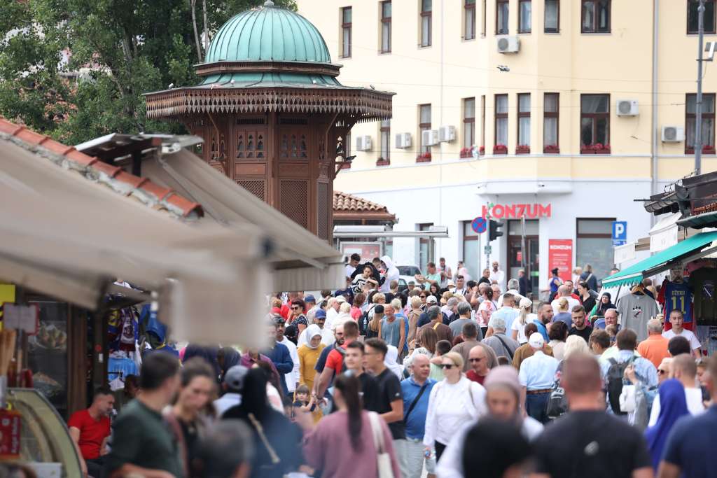 BiH za pet mjeseci posjetilo oko 615 hiljada turista, u maju ih bilo skoro 190 hiljada