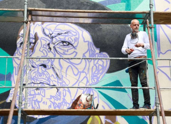 Bihać dobija mural posvećen književniku Huseinu Derviševiću