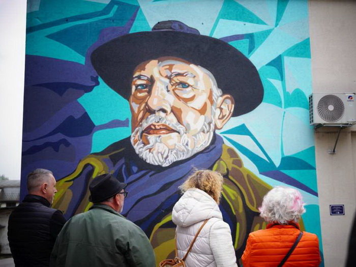 Bihać dobio mural posvećen pjesniku Huseinu Derviševiću