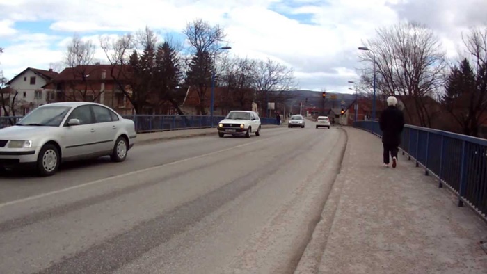 Bihać: Mlađi muškarac skočio s mosta, potraga u toku