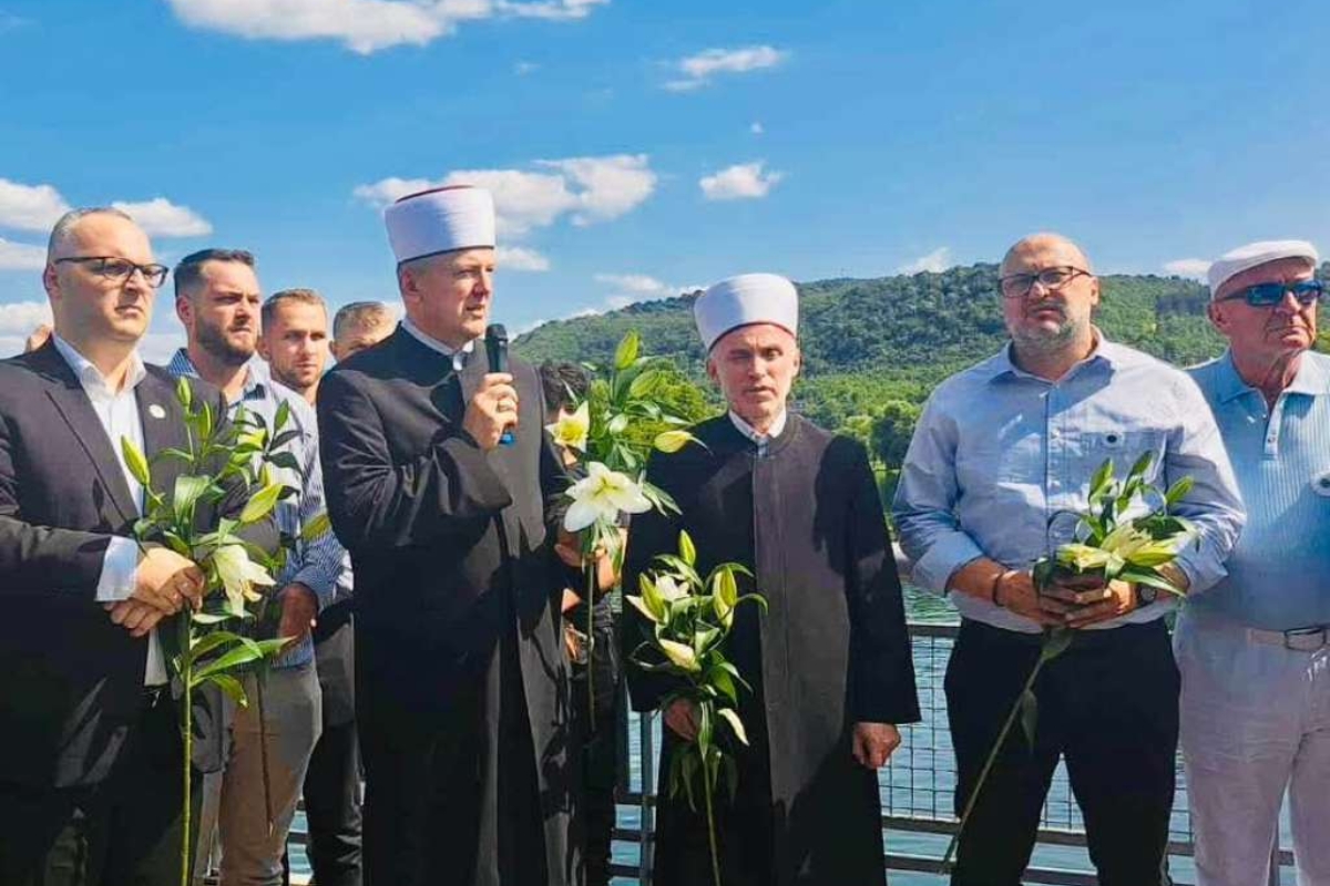 Bihać odao počast: Sedam tabuta krenulo prema memorijalnom centru u Kamičanima