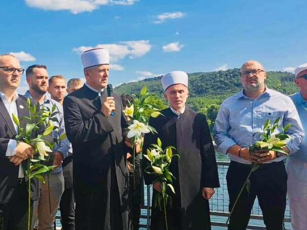 Bihać odao počast: Sedam tabuta krenulo prema memorijalnom centru u Kamičanima