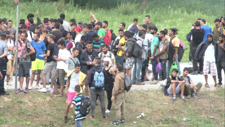 Bihać: Policija u napuštenom objektu pronašla više od 600 migranata