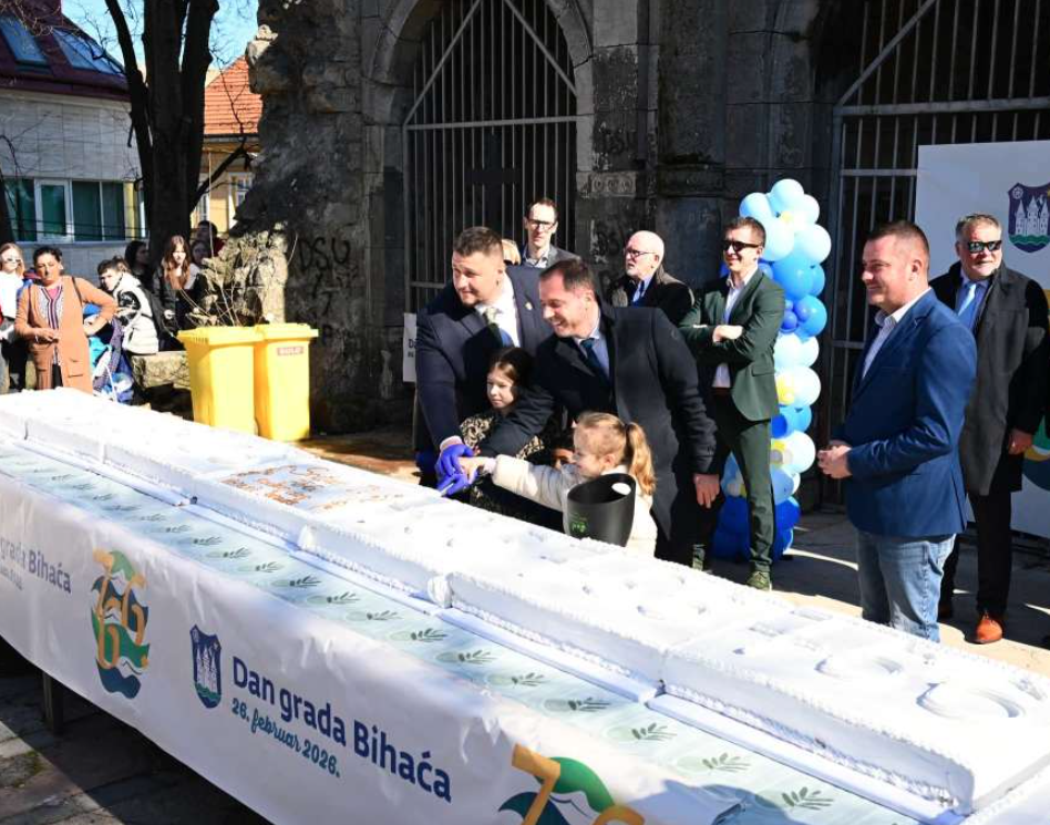 Bihać proslavlja 766. rođendan, građanima poslužena ogromna torta