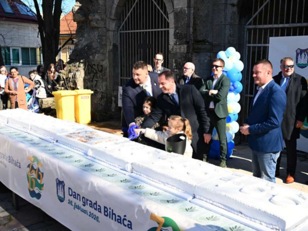 Bihać proslavlja 766. rođendan, građanima poslužena ogromna torta