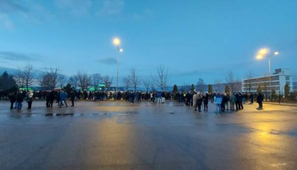 Bihać: Protest građana ispred kampa "Bira"