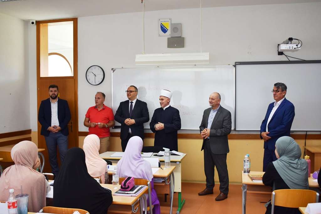 Bihaćki muftija posjetio medresu u Cazinu: Razgovarao sa učenicima, poseban fokus na prvačiće