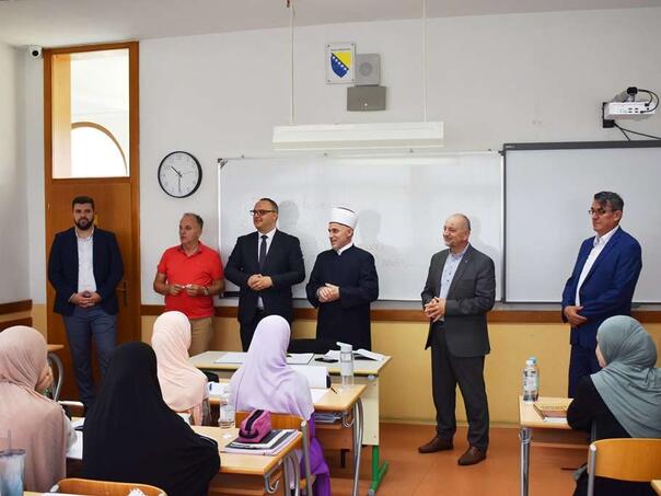Bihaćki muftija posjetio medresu u Cazinu: Razgovarao sa učenicima, poseban fokus na prvačiće