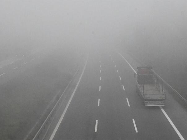 BIHAMK: Magla smanjuje vidljivost, vozi se po vlažnom kolovozu