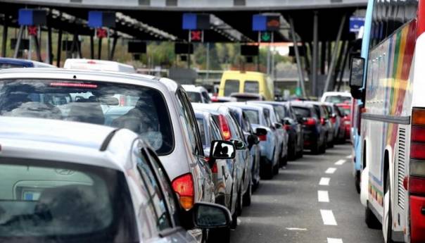 Danas se očekuju gužve na cestama i graničnim prelazima