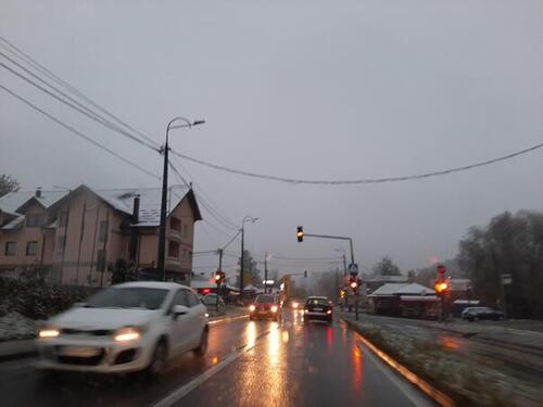 BIHAMK: Saobraća se po mjestimično vlažnom kolovozu