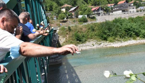 Bijele ruže s Karlovog mosta bačene u najveći mezaristan na Balkanu