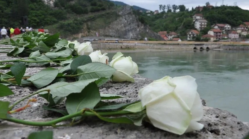 Bijele ruže za 70 Bošnjaka spaljenih na lomači u Pionirskoj ulici u Višegradu