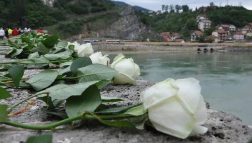 Bijele ruže za 70 Bošnjaka spaljenih na lomači u Pionirskoj ulici u Višegradu
