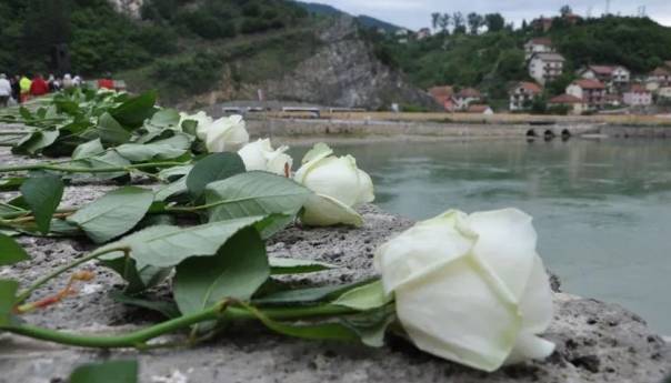Bijele ruže za 70 Bošnjaka spaljenih na lomači u Pionirskoj ulici u Višegradu