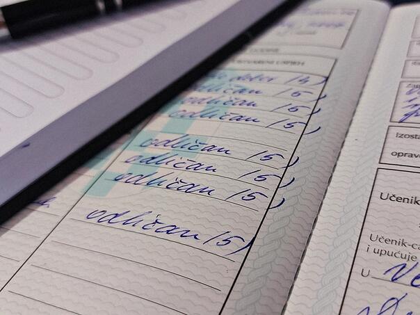 'Bijeli štrajk': Nastavnici u srbijanskim školama učenicima će upisivati samo petice