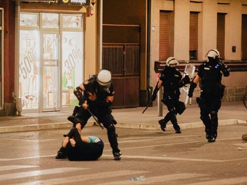 Bild: Srbija tone u haos