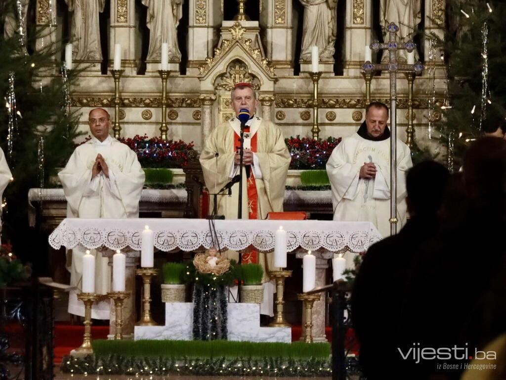 Bili smo na misi polnoćki u Sarajevu: Okupio se veliki broj vjernika