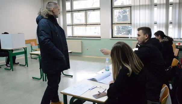 Birači u Sarajevu biraju između Kolinde i Milanovića